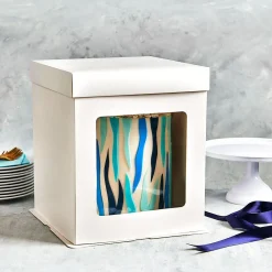 Kakkualustat Ja Leivoslaatikot|Muut Juhlatarvikkeet>Confetti Oy, Moukarikuja 4 C 1, 4300 TUUSULA, www.confetti.fi FunCakes korkea kakkulaatikko 26 x 26 x 29,4 cm