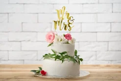 Leivontakoristeet|Muut Juhlatarvikkeet>PartyDeco sp. z o.o. sp. k., ul. Kolumba 1, 70-035 Szczecin, www.partydeco.com Kakunkoriste Mr&Mrs kullanvärinen