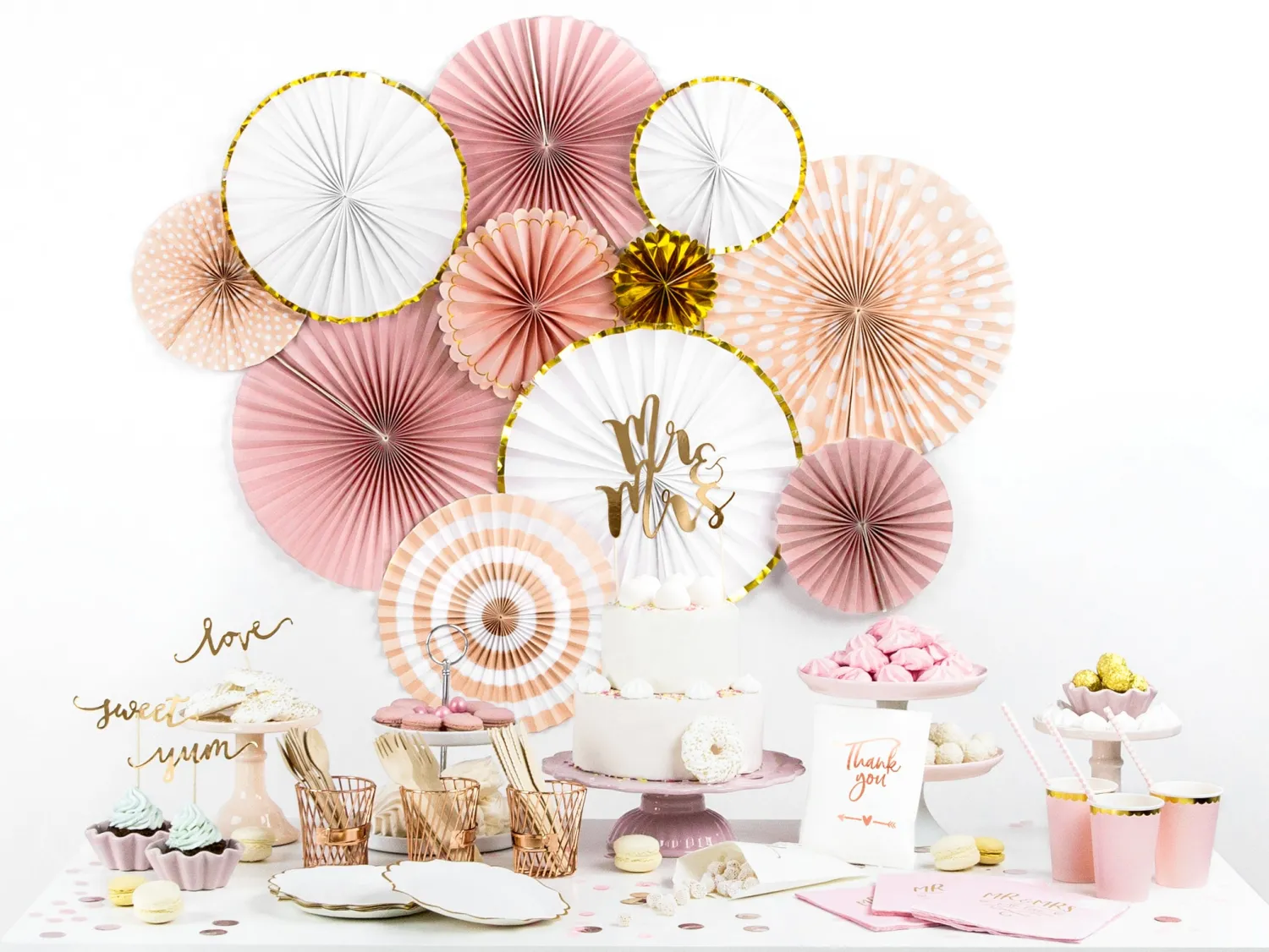 Leivontakoristeet|Muut Juhlatarvikkeet>PartyDeco sp. z o.o. sp. k., ul. Kolumba 1, 70-035 Szczecin, www.partydeco.com Kakunkoriste Mr&Mrs kullanvärinen