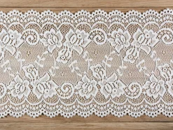 Lakkiaiset Ja Valmistujaiset|Lakkiaiset Ja Valmistujaiset>PartyDeco sp. z o.o. sp. k., ul. Kolumba 1, 70-035 Szczecin, www.partydeco.com Leveä pitsinauha valkoinen 0,15 x 9 m