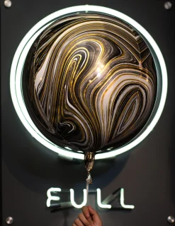 Erikoisfoliopallot>Anagram International Inc, 7700 Anagram Drive, MN 55344-7307, USA, http://www.anagramballoons.com/ Marmori pallokas musta 3D muotofoliopallo