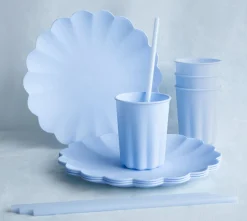 Lautaset|Värikattaus>PartyDeco sp. z o.o. sp. k., ul. Kolumba 1, 70-035 Szczecin, www.partydeco.com Muovilautanen v.sininen 22 x 22 cm uudelleenkäytettävä 4 kpl/pkt