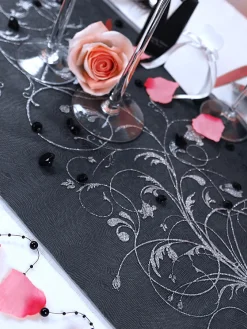 Häät|Häät>PartyDeco sp. z o.o. sp. k., ul. Kolumba 1, 70-035 Szczecin, www.partydeco.com Musta organza hopeakuviolla 900 x 36 cm
