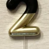 Kynttilät>Givi Italia S.r.l, Via Ennio de Monte 117r, 16014 ISOVERDE, www.giviitalia.com Numerokynttilä 2 musta-kulta