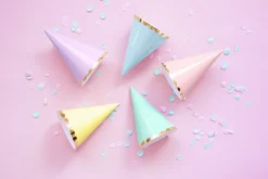 Torvet, Käärmepillit Ja Juhlasetit|Muut Juhlatarvikkeet>PartyDeco sp. z o.o. sp. k., ul. Kolumba 1, 70-035 Szczecin, www.partydeco.com Pastelli juhlahattu 6 kpl/pkt