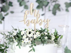 Leivontakoristeet|Muut Koristeet Ja Rekvisiitat>PartyDeco sp. z o.o. sp. k., ul. Kolumba 1, 70-035 Szczecin, www.partydeco.com Puinen kakkukoriste Oh baby, 17cm